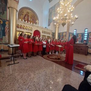 СУСРЕТ У ЉУБАВИ ПРОЖЕТ МОЛИТВОМ И ПЕСМОМ – ЕПАРХИЈУ СРЕМСКУ ПОСЕТИО ЈЕ ХОР ПРЕПОДОБНЕ МАТИ АНГЕЛИНЕ ИЗ НИКШИЋА