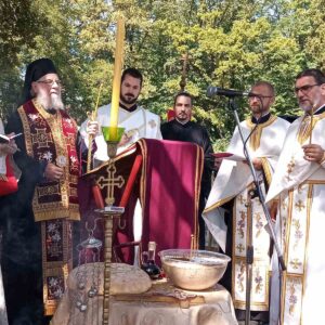Епископ Василије служио парастос невиним жртвама  усташког злочина у Срему, на Спомен гробљу у Сремској Митровици