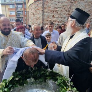 Света Архијерејска Литургија и саборно крштење у Пећинцима