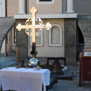 Освећени крст и звона за храм у КПЗ у Сремској Митровици