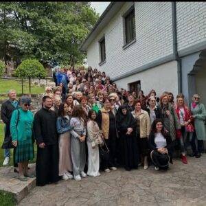 Посета Кола српских сестара „Жене Мироносице“ из Пећинаца манастиру Свете Петке Изворске