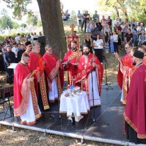 Литургија и парастос на митровачком Спомен-гробљу за жртве усташког терора у Срему