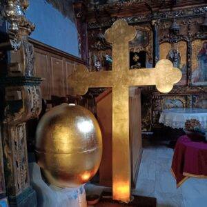 ОСВЕЋЕЊЕ, ПОДИЗАЊЕ И ПОСТАВЉАЊЕ ЧАСНОГ КРСТА НА ЗВОНИК ХРАМА СВЕТОГ АРХАНГЕЛА ГАВРИЛА У СУСЕКУ